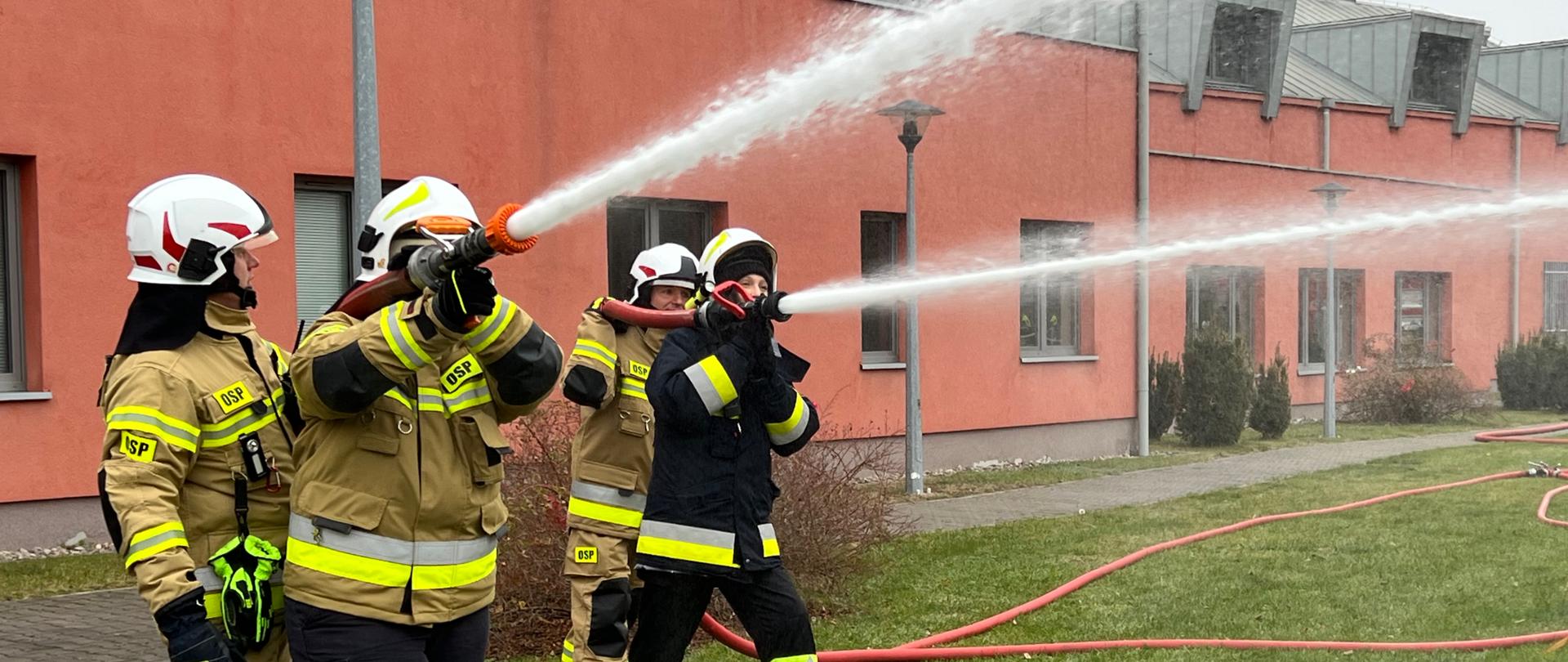 Na zdjęciu dh OSP podczas ćwiczeń