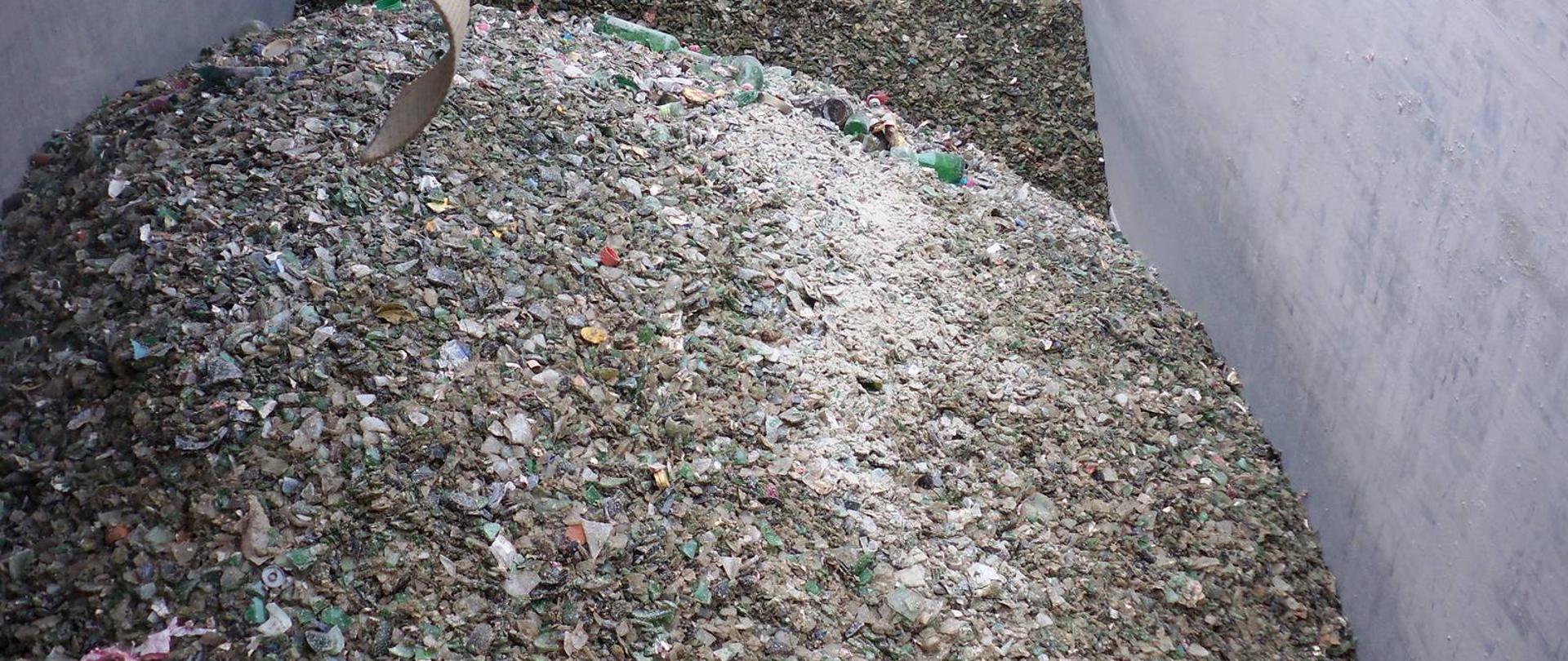 Nielegalny ładunek zwiera kawałki folii, plastiku, nakrętek metalowych i fragmentów korków