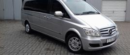 Srebrny samochód Mercedes-Benz Viano