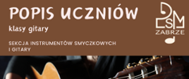 Plakat promujący popis uczniów sekcji instrumentów smyczkowych i gitary. Na brązowym tle u góry białe napisy, z prawej logo szkoły, poniżej znajduje się zbliżenie na grającego gitarzystę, podkreślające muzyczny charakter wydarzenia.