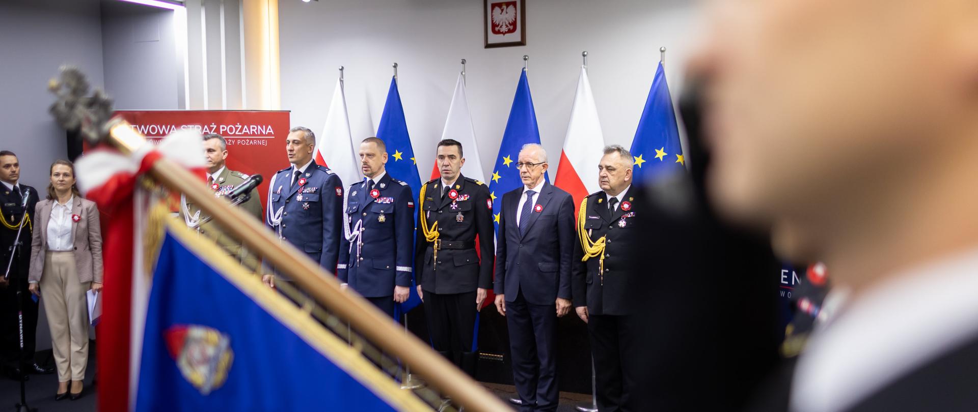 Wiceminister Wiesław Leśniakiewicz w otoczeniu przedstawicieli służb podległych MSWiA