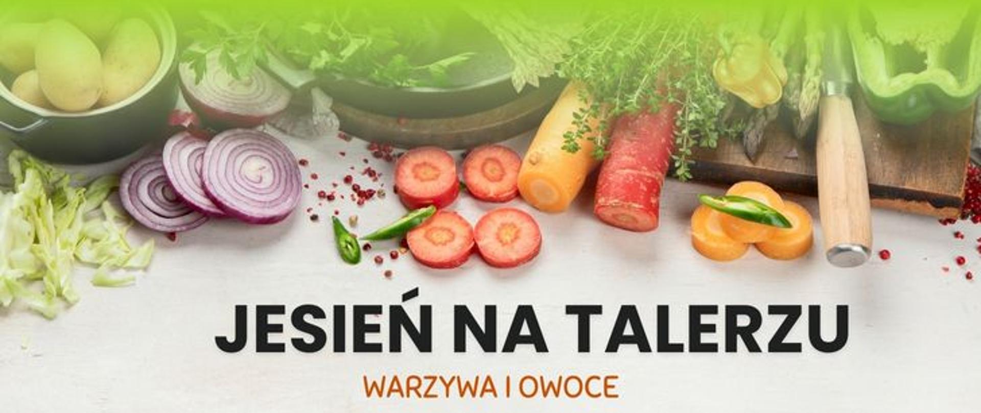 Na jasnym blacie od góry ułożone różne kolorowe warzywa w zielonej poświacie, poniżej ciemny napis jesień na talerzu, pod spodem pomarańczowy napis warzywa i owoce.