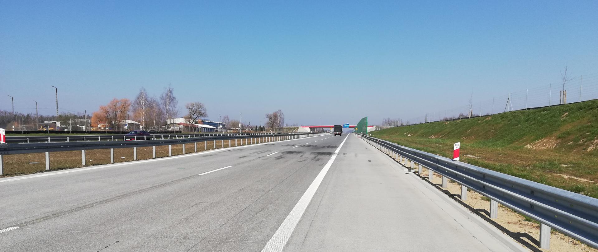 Naprawa nawierzchni betonowej autostrady A1 na jezdni w kierunku północnym, w Konopiskach, na terenie pow. częstochowskiego.
