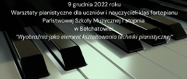 zdjęcie przedstawia fragment klawiatury fortepianu i nuty, a na jej tle informację: "siódmego grudnia odbędą się warsztaty pianistyczne dla uczniów i nauczycieli klas fortepianu Państwowej Szkoły Muzyczne I stopnia w Bełchatowie, prowadzenie dr habilitowany Witold Holtz profesor Akademii Muzycznej w Łodzi"