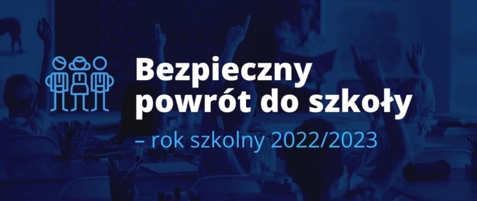 Na granatowym tle dzieci w ławkach, biały napis bezpieczny powrót do szkoły, niebieski napis rok szkolny 2022/2023