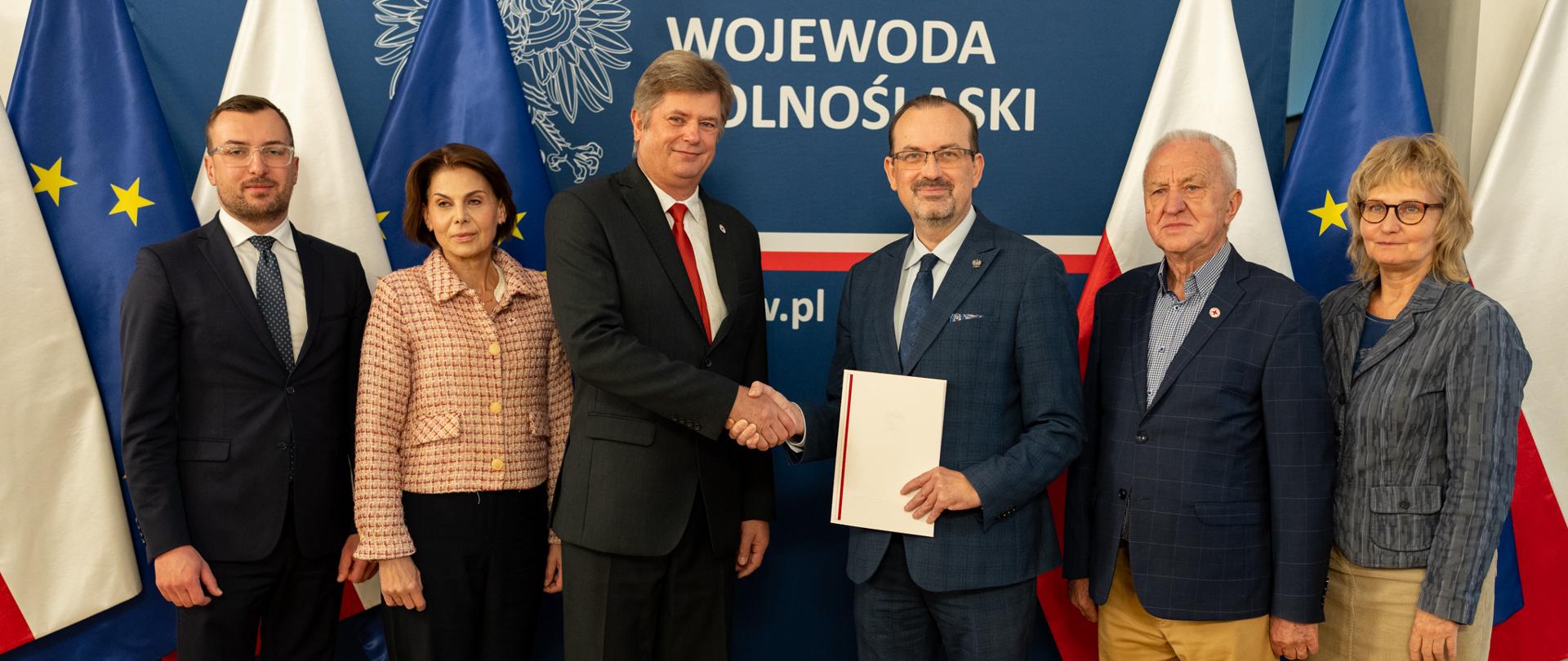 Wojewoda Dolnośląski Maciej Awiżeń podpisał porozumienie w ramach projektu “Wspólnie do Niezależności”, realizowanego przez MSWiA we współpracy z Polskim Czerwonym Krzyżem. 