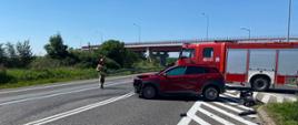 Uszkodzony samochód osobowy uczestniczący w wypadku, za nim pojazd ratowniczo – gaśniczy JRG w Pińczowie.