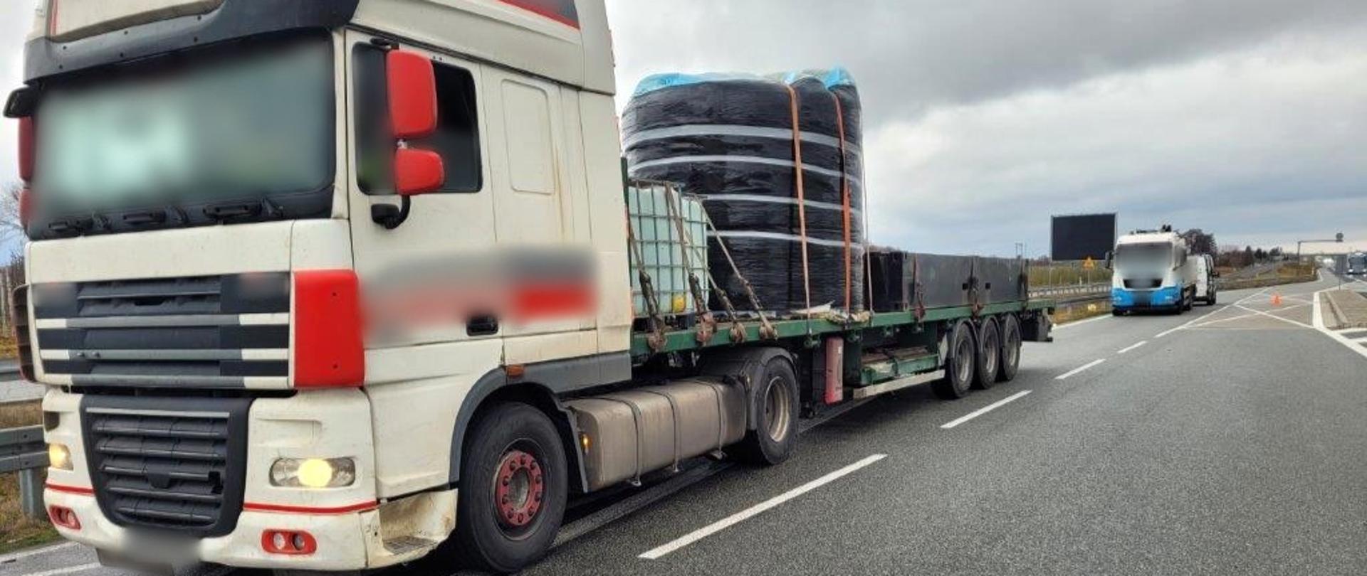 Miejsce kontroli zestawu ciężarowego, w którym funkcjonariusze mazowieckiej Inspekcji Transportu Drogowego stwierdzili usterki stanu technicznego. Ciężarówkę zatrzymano na ekspresowej „siódemce”, w pobliżu Grójca.