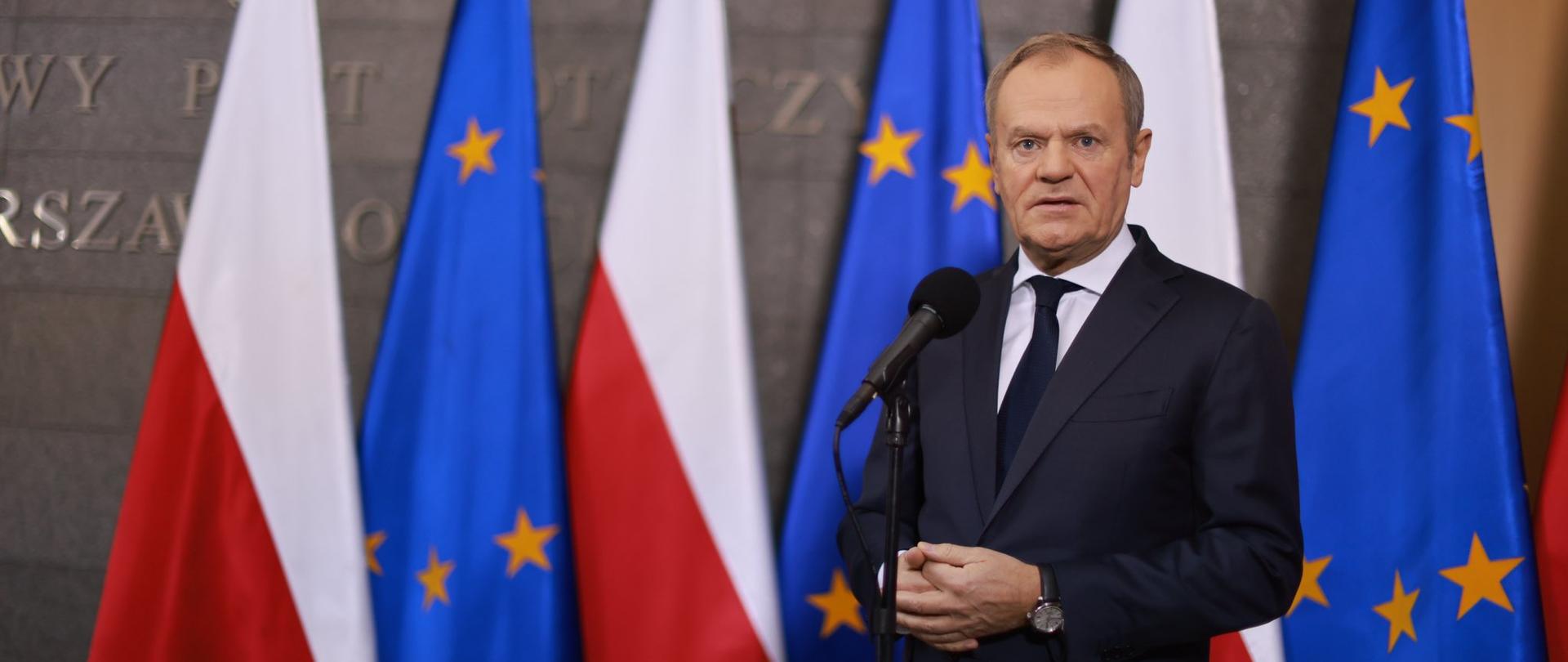 Premier Donald Tusk podczas konferencji prasowej.