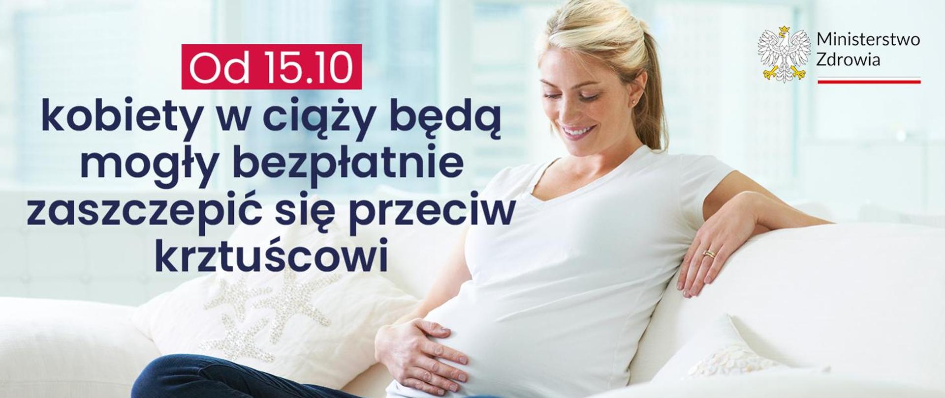 Na zdjęciu widać ciężarna kobietę w białej bluzce i włosach związanych w kucyk, siedzącą na białej kanapie. Kobieta jedną rękę trzyma na brzuchu, a drugą na oparciu kanapy. Po lewej stronie znajduje sie informacja: od 15.10 kobiety w ciąży będa mogły bezpłatnie zaszczepić się przeciwko krztuścowi