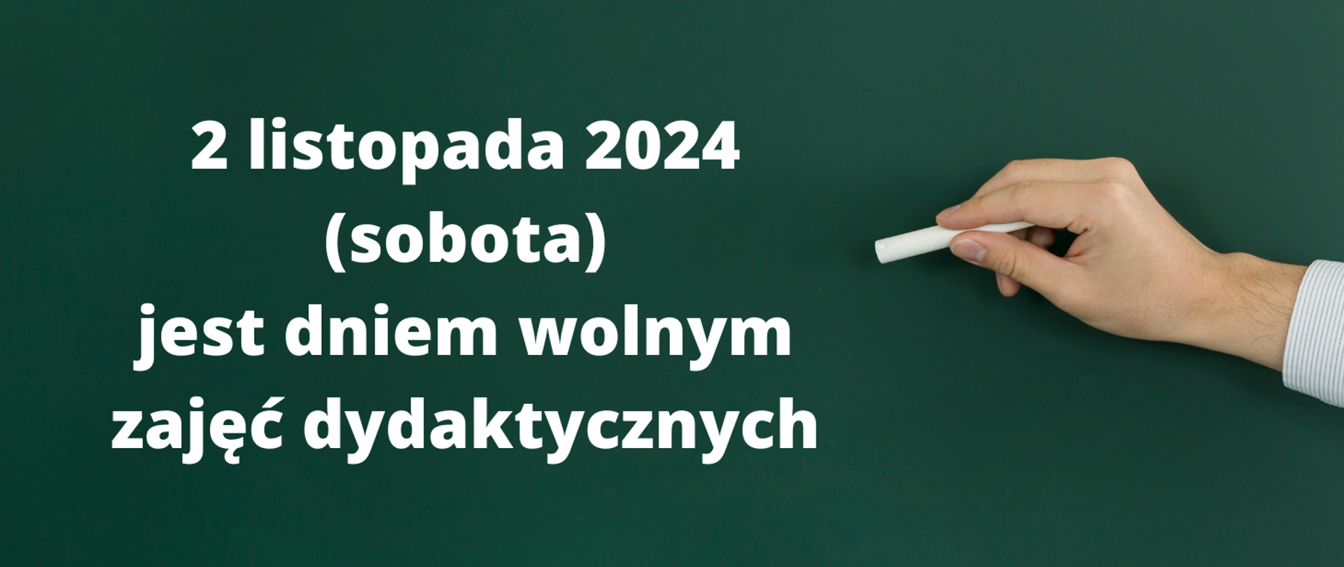 Grafika przedstawiająca zieloną planszę. Z prawej strony męską dłoń trzymająca kredę. Z lewej strony biały tekst "2 listopada 2024 (sobota) jest dniem wolnym od zajęć dydaktycznych".