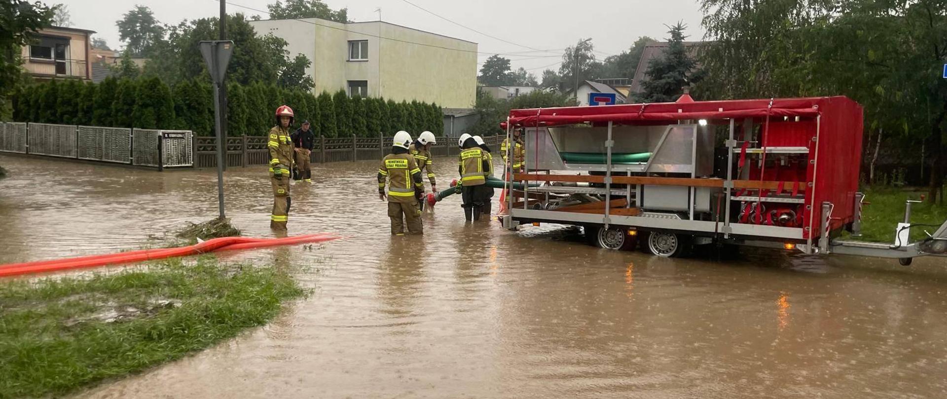 działania ratownicze prowadzone w zwiazku z ulewami w powiecie pleszewskim, pompowanie wody i zalane posesje