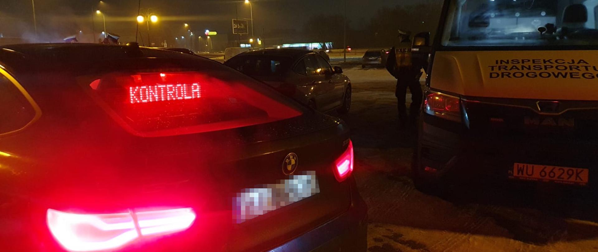 Pojazd policji oraz inspekcji transportu drogowego nocą