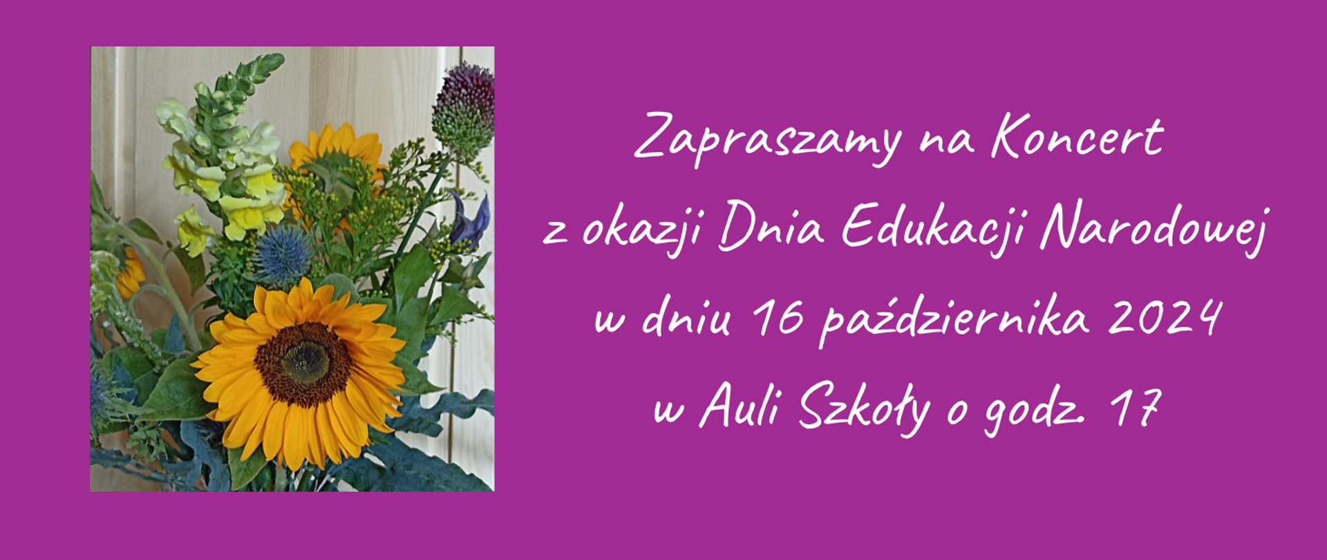 Na fioletowym tle, z lewej strony zdjęcie jesiennego bukietu kwiatów, z prawej strony tekst w kolorze białym "Zapraszamy na Koncert z okazji Dnia Edukacji Narodowej w dniu 16 października 2024 w Auli Szkoły godz. 17".