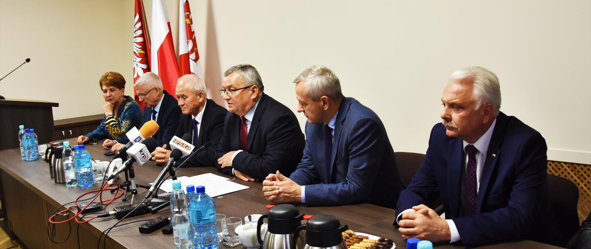 Minister Infrastruktury Andrzej Adamczyk, Minister Energii Krzysztof Tchórzewski, Minister Cyfryzacji Marek Zagórski, Wiceminister Zdrowia Waldemar Kraska, Zastępca Generalnego Dyrektora Dróg Krajowych i Autostrad Jacek Gryga oraz Poseł na Sejm RP Teresa Wargocka w trakcie spotkania w Starostwie Powiatowym w Siedlcach