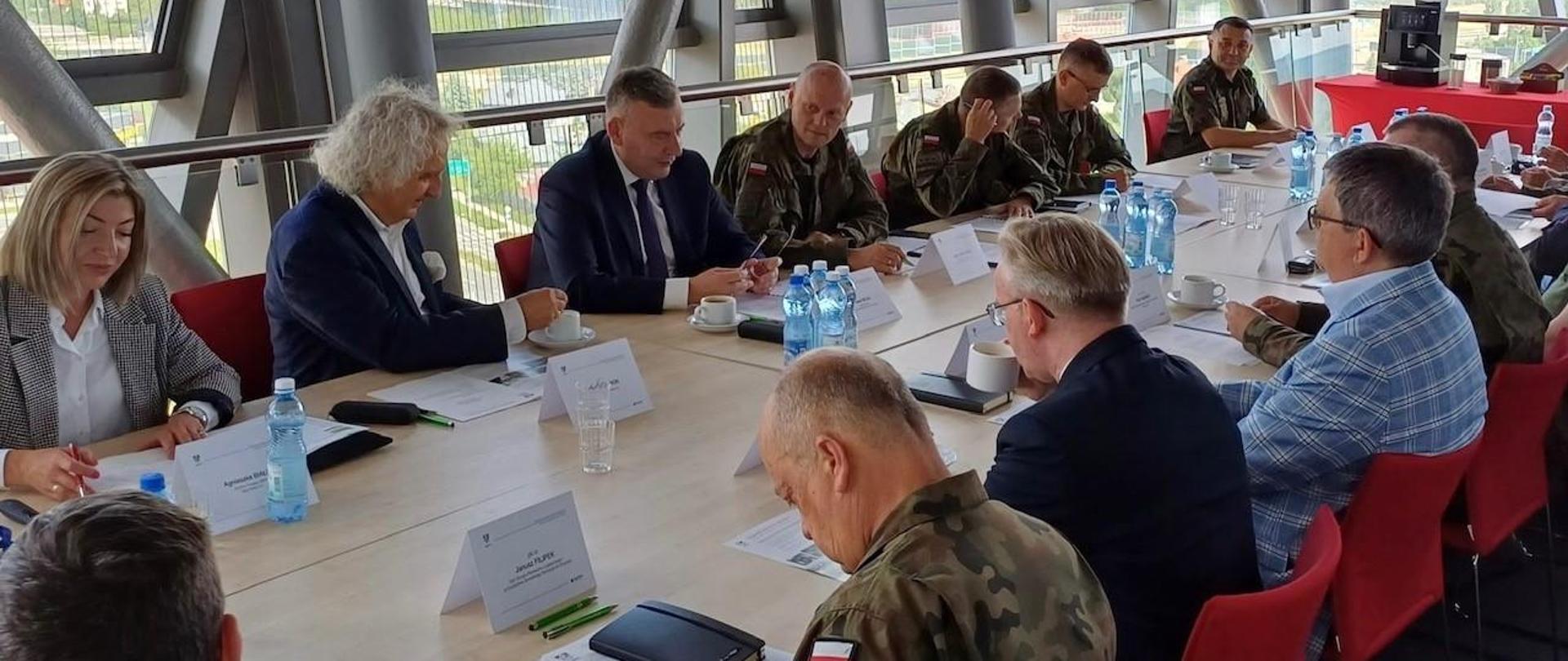 6 czerwca br. wiceminister Paweł Bejda przewodniczył kolejnemu spotkaniu rady programowej dotyczącej zbliżającego się Międzynarodowego Salonu Przemysłu Obronnego w Kielcach.