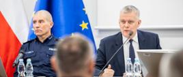 Minister Tomasz Siemoniak przemawia do mikrofonu. Obok niego komendant Roman Kuster 