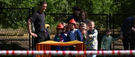 Dzieci pokonują strażacki tor przeszkód