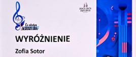 Dyplom przedstawia wyróżnienie przyznane Zofii Sotor. W lewym górnym rogu umieszczono kolorowe logo konkursu "Co młodym w duszy gra", a obok znajduje się duży napis "WYRÓŻNIENIE". Poniżej wymieniono imię i nazwisko laureatki oraz jej pedagoga, Annę Bojczuk, a także nazwę szkoły - Państwową Szkołę Muzyczną I st. nr 1 w Kędzierzynie-Koźlu. Informacje te dotyczą uczestnictwa w IV Ogólnopolskim Konkursie, który odbył się w dniach 25-27 kwietnia 2024 roku w Zespole Szkół Muzycznych I i II st. w Rudzie Śląskiej. Na dyplomie widnieją również podpisy jury. Na dole dyplomu umieszczono logotypy patronów, opieki merytorycznej i sponsorów. Po prawej stronie znajduje się pionowa, kolorowa grafika przedstawiająca stylizowany instrument muzyczny.