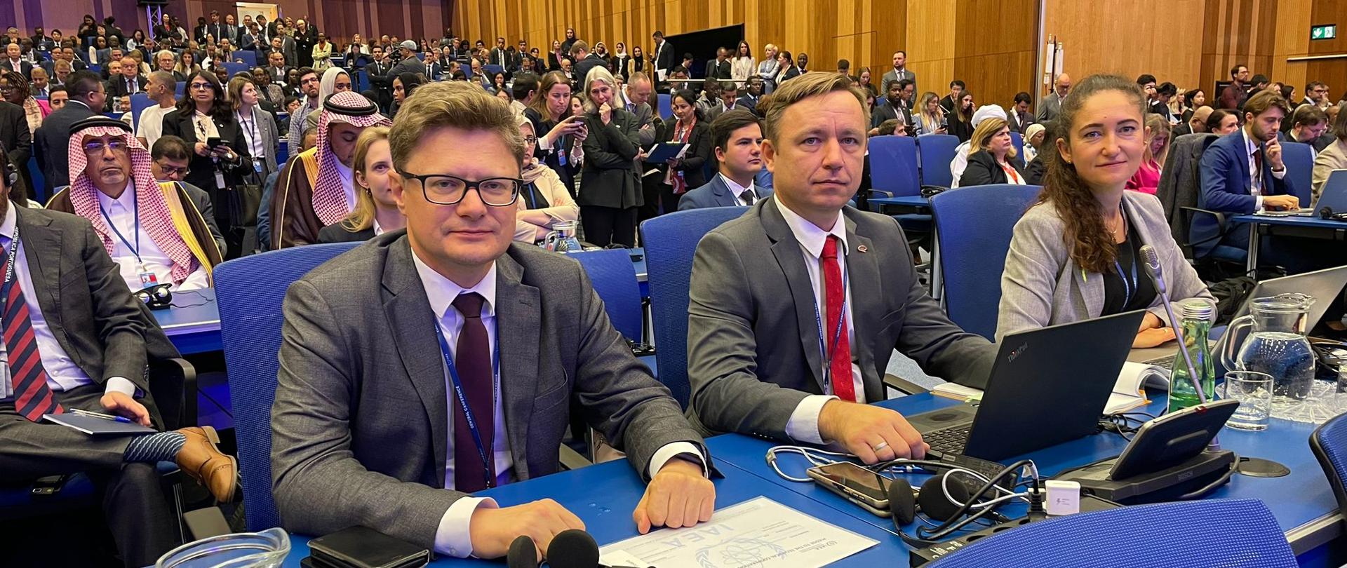 Prezesowi Państwowej Agencji Atomistyki podczas 68. Konferencji Generalnej MAEA towarzyszyli dyrektor Departamentu Energetyki Jądrowej w Ministerstwie Przemysłu Paweł Pytlarczyk oraz dyrektor Biura Polityk Strategicznych i Współpracy Międzynarodowej w PAA Iga Pocztarek-Tofil.
