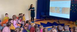 Pracownik Regionalnej Dyrekcji Ochrony Środowiska w Kielcach mówiący do dzieci w przedszkolu
