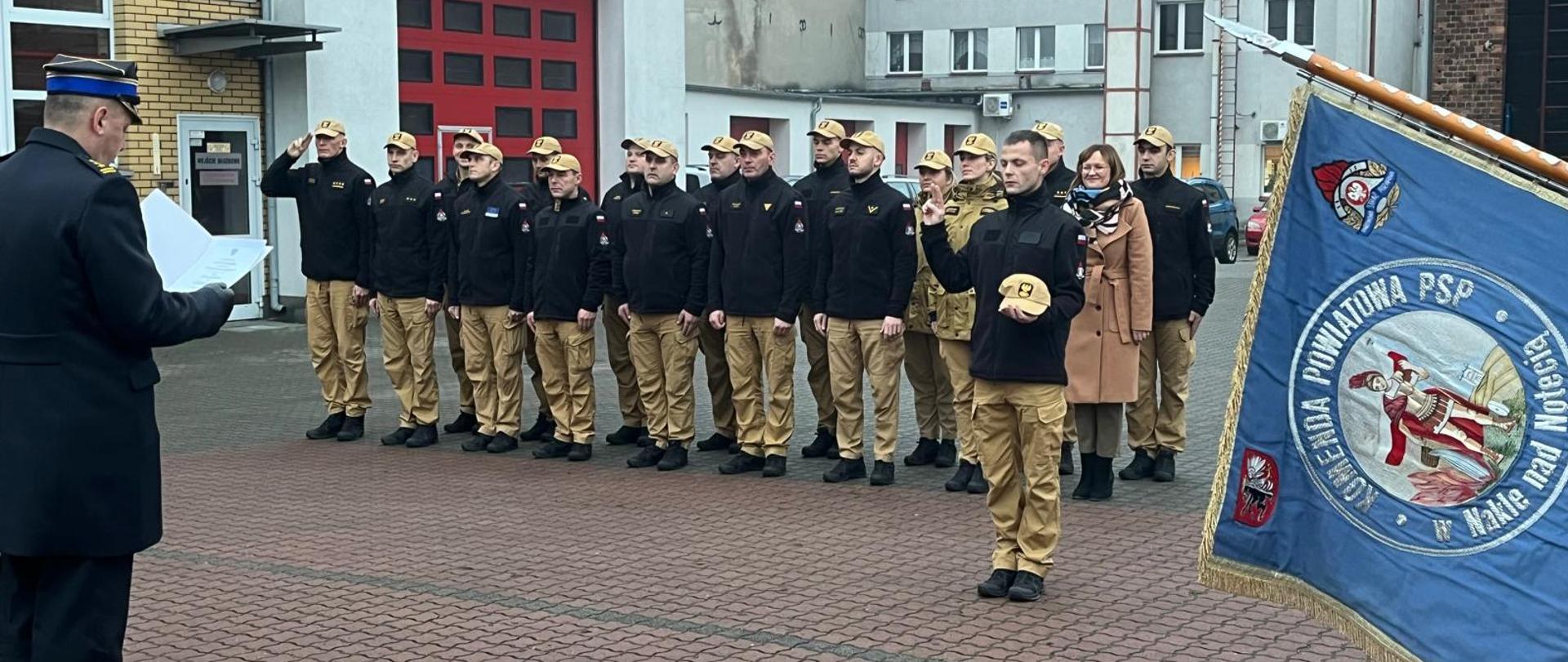 Na zdjęciu uczestnicy uroczystego apelu