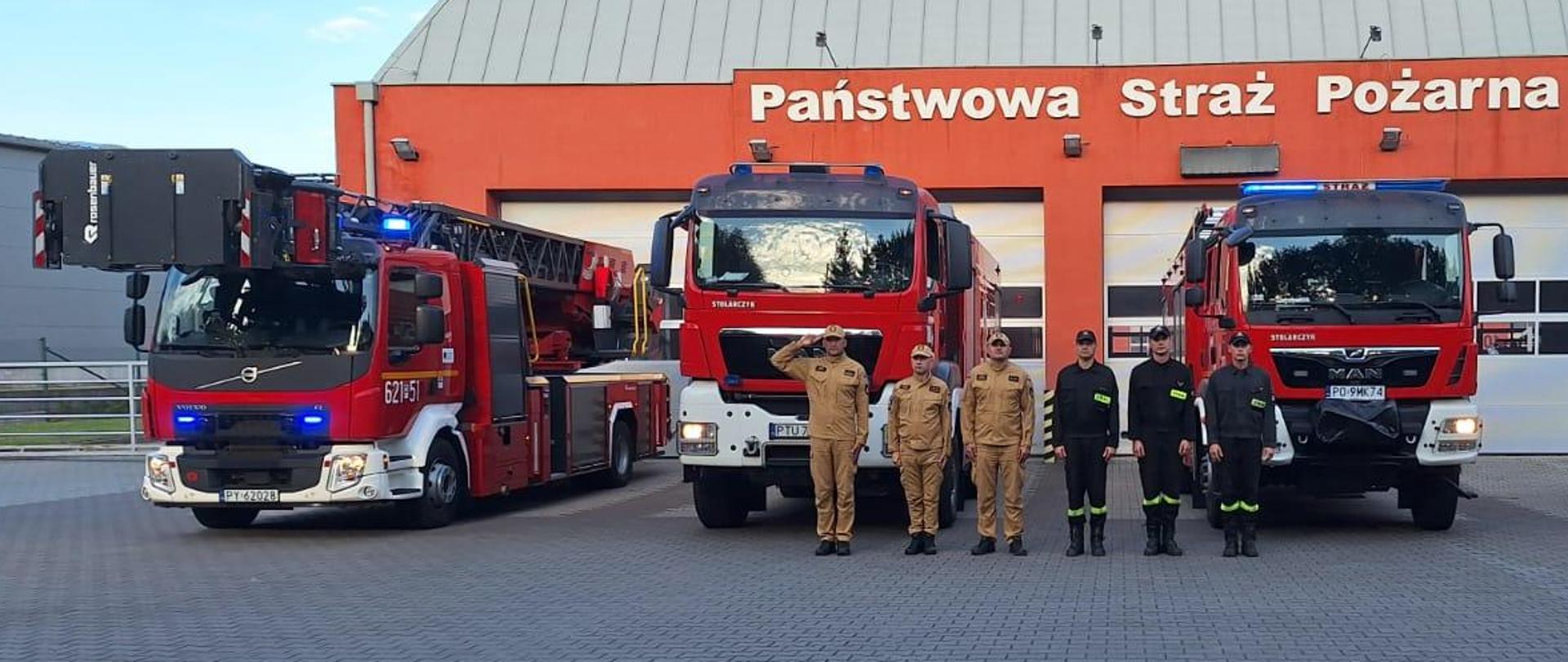 Strażacy podczas oddania hołdu poległym strażakom.