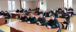 Strażacy z jednostek Ochotniczych Straży Pożarnych przygotowani do pisania egzaminu teoretycznego
