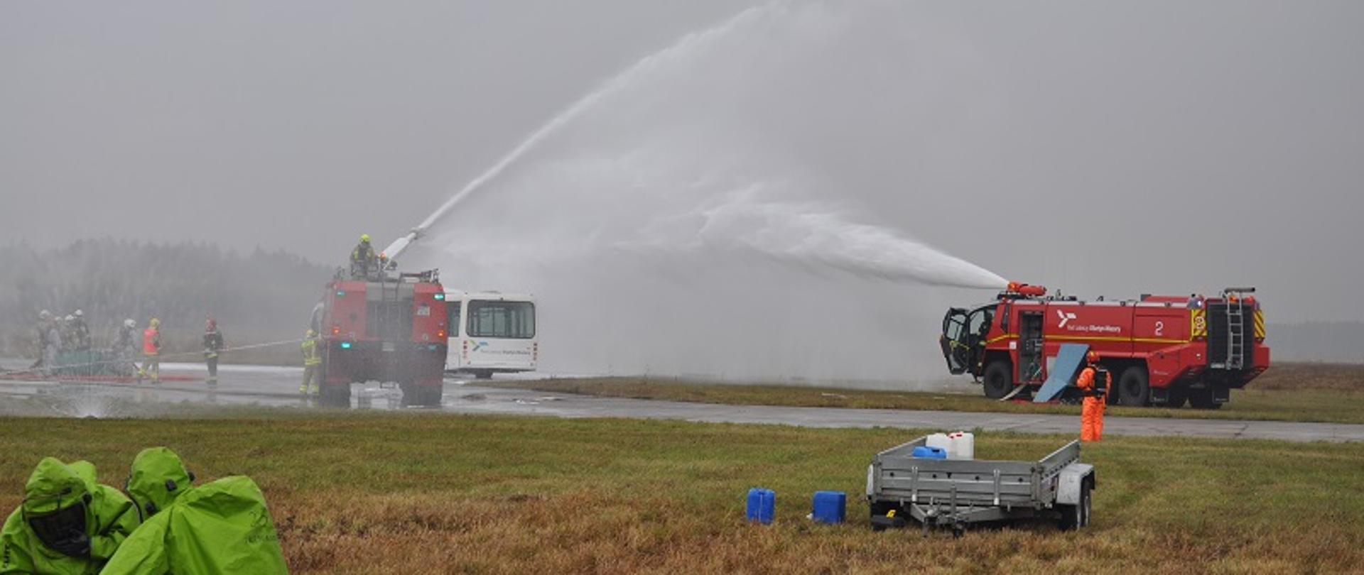 Zdjęcie przedstawia gaszenie pożaru samolotu