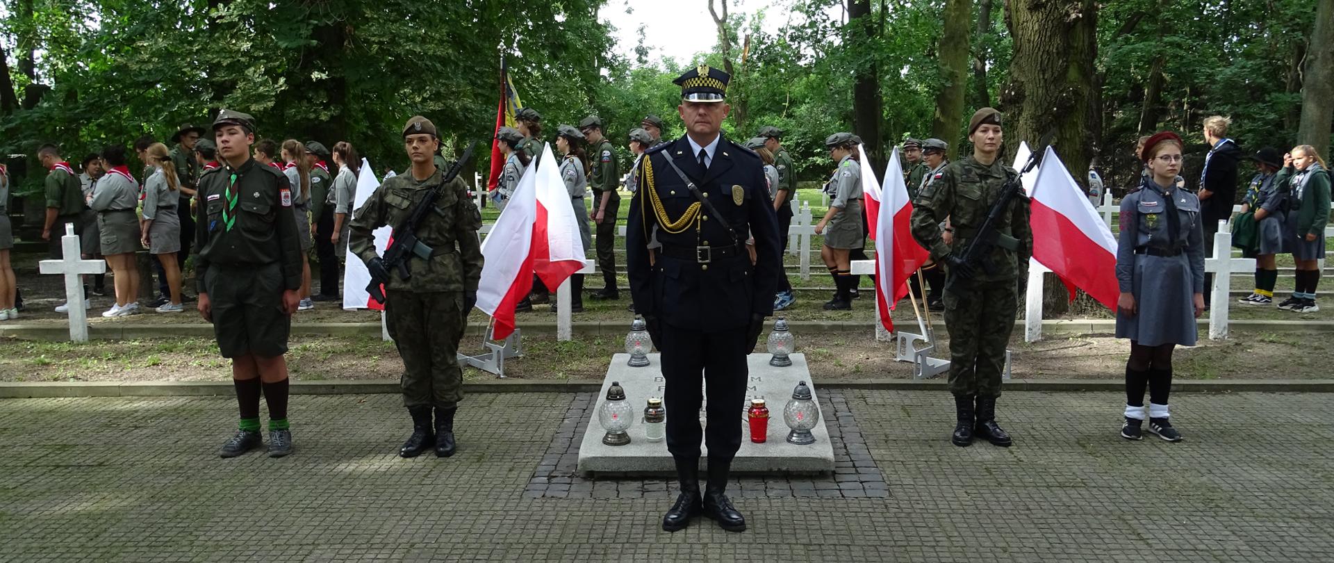 Na zdjęciu widoczny jest żołnierz i harcerze