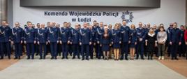 Pamiątkowa fotografia uczestników uroczystej odprawy w Komendzie Wojewódzkiej Policji w Łodzi 