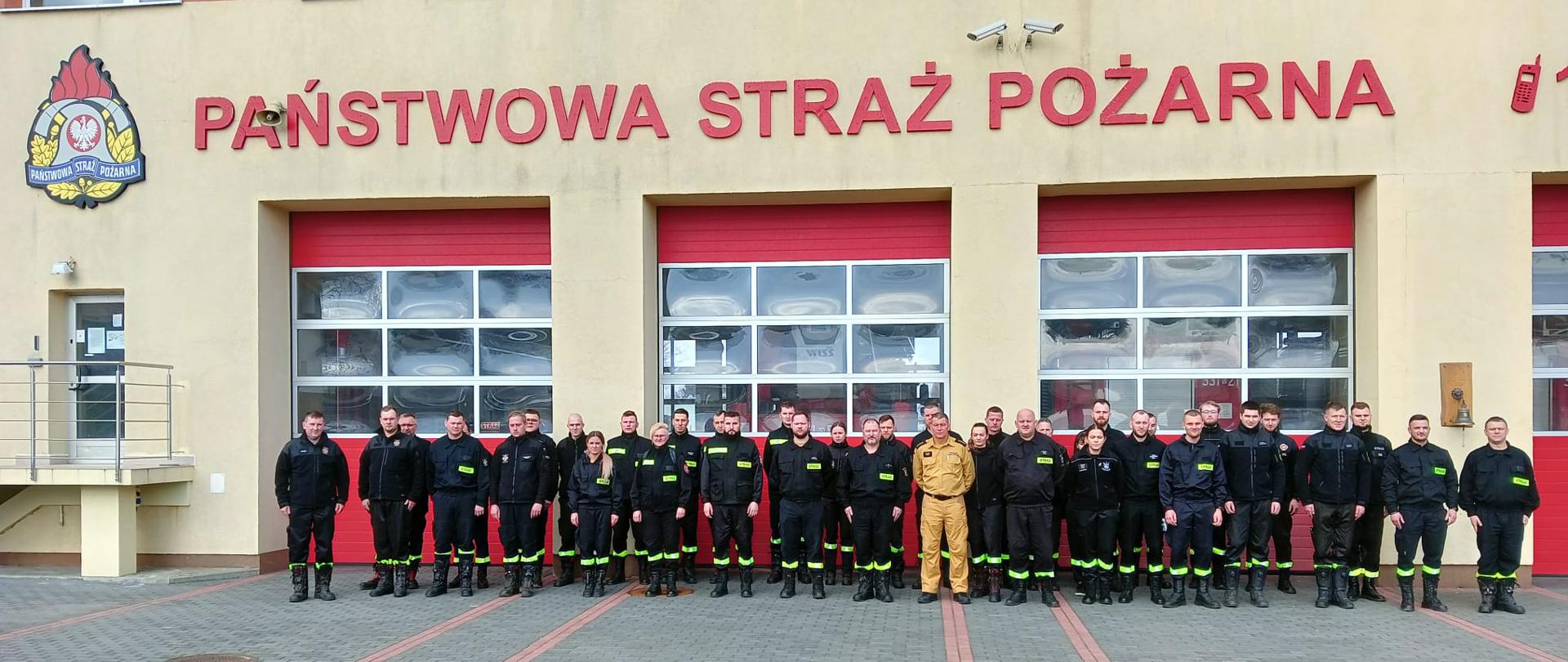 Na zdjęciu strażacy biorący udział w kursie na tle KP PSP w Pruszczu Gdańskim