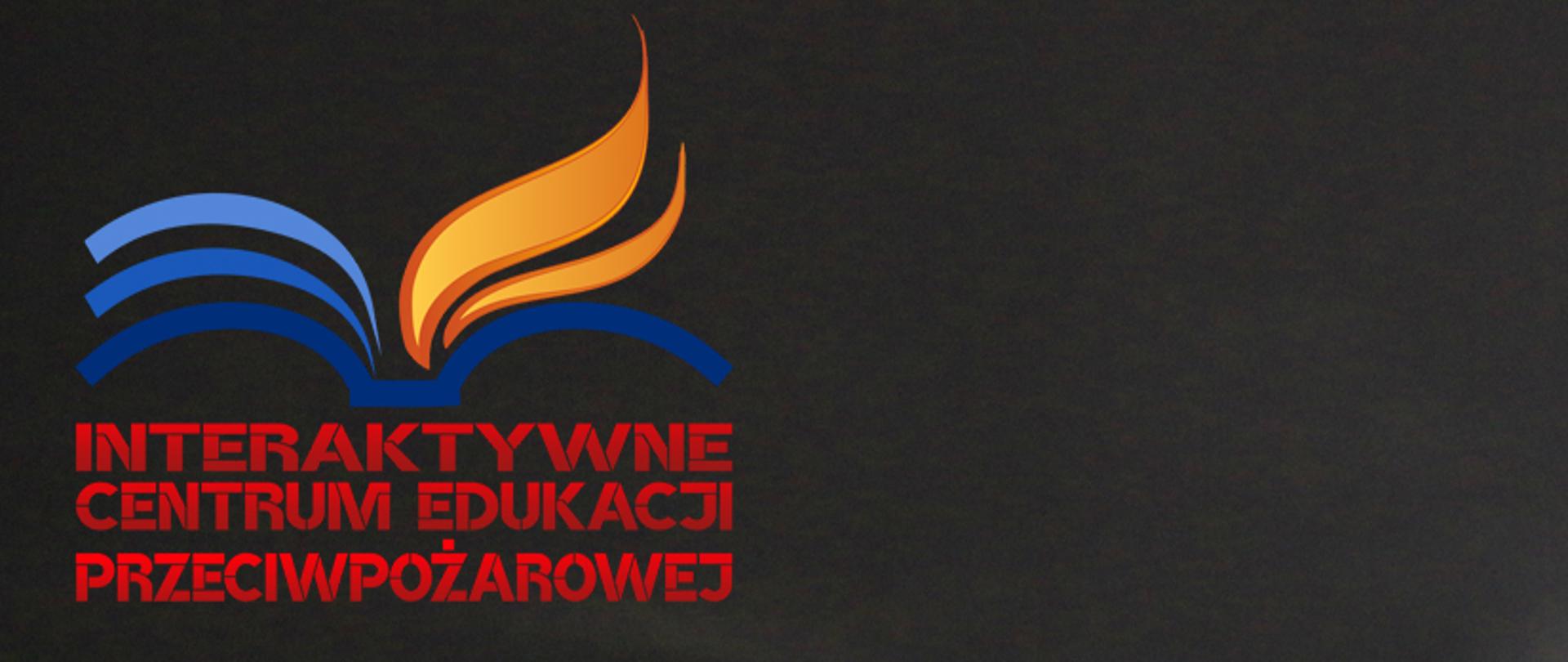 Na zdjęciu witać makietę pojazdu będącego po wypadku samochodowym stworzoną w Interaktywnym Centrum Edukacji Przeciwpożarowej w Jeleniej Górze. Widać także znaki drogowe oraz świetlenie. 