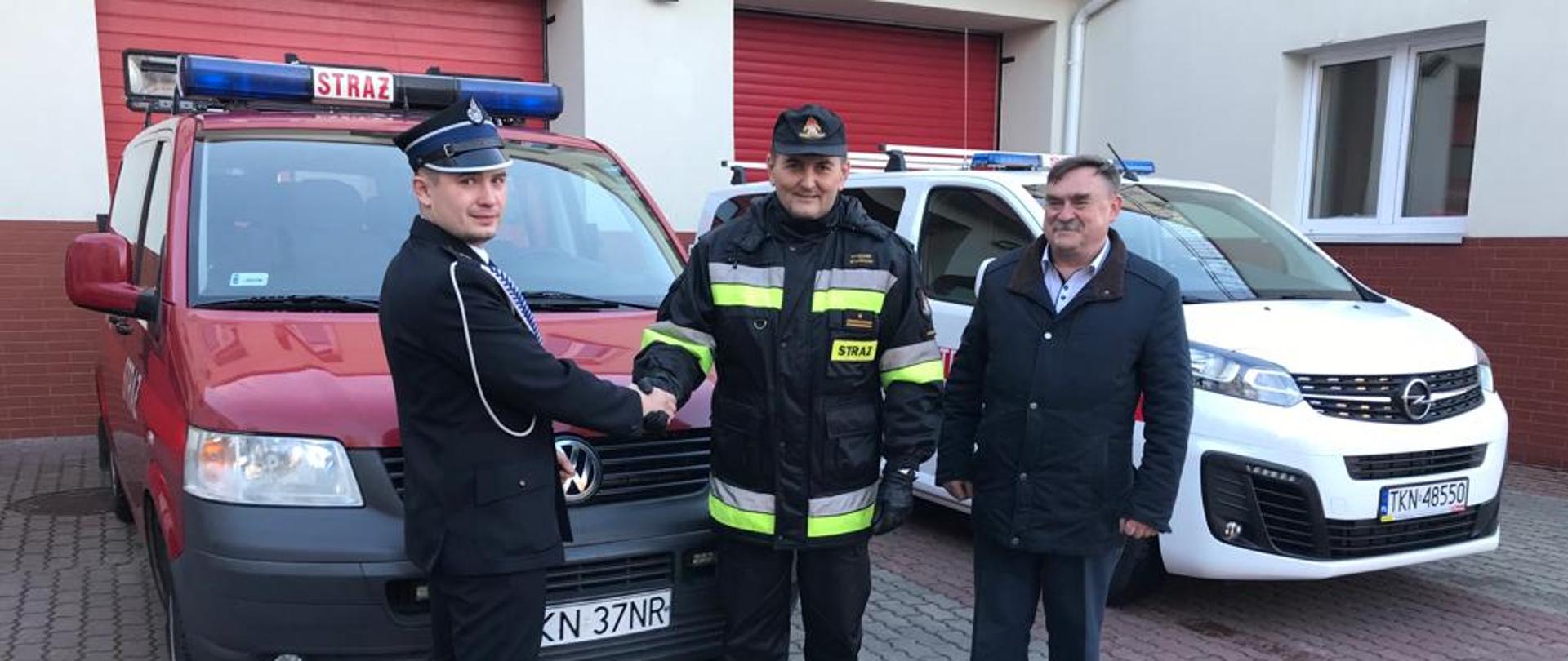 Komendant Powiatowy PSP w Końskich przekazuje kluczyki do auta delegacji z gminy Słupia