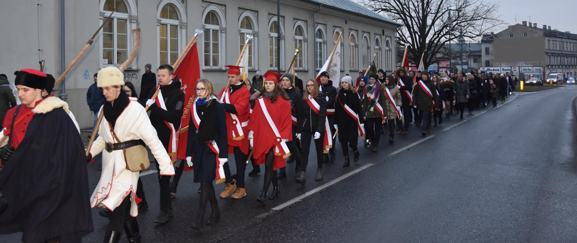 Przemarsz przez miasto podczas obchodów 157. rocznicy Powstania Styczniowego w Radomiu.