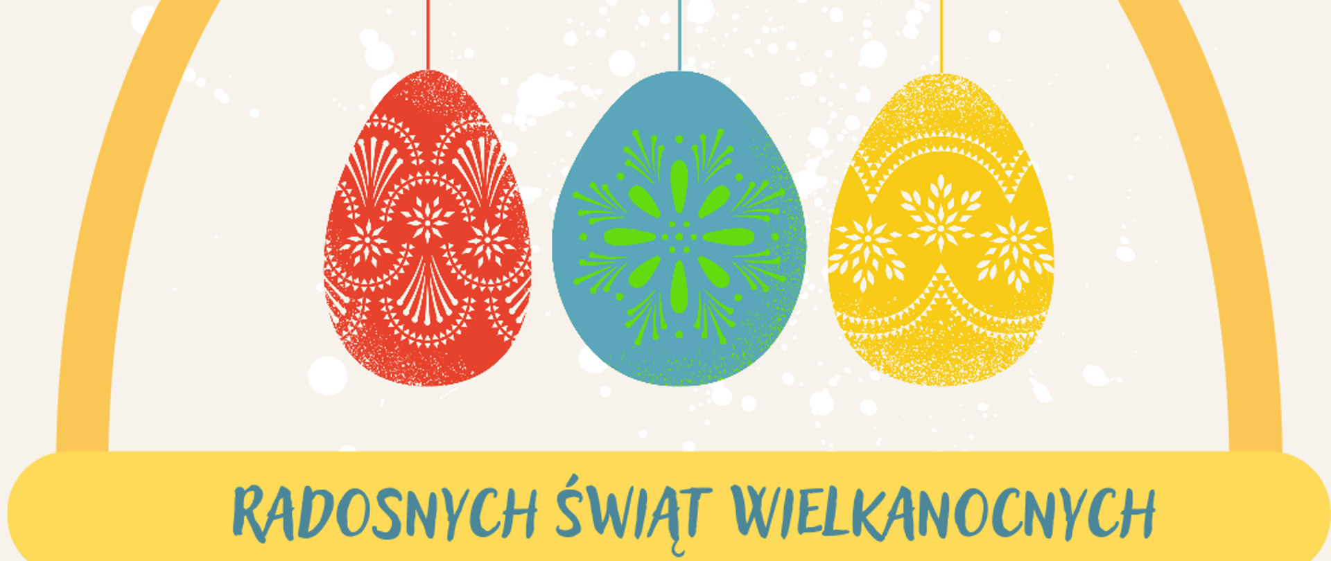 Wielkanocna kartka świąteczna przedstawiająca żółty koszyczek. Na jego rączce powieszone są trzy kolorowe pisanki - czerwona, niebieska i żółta. Na koszyczku napisane są życzenia świąteczne. 