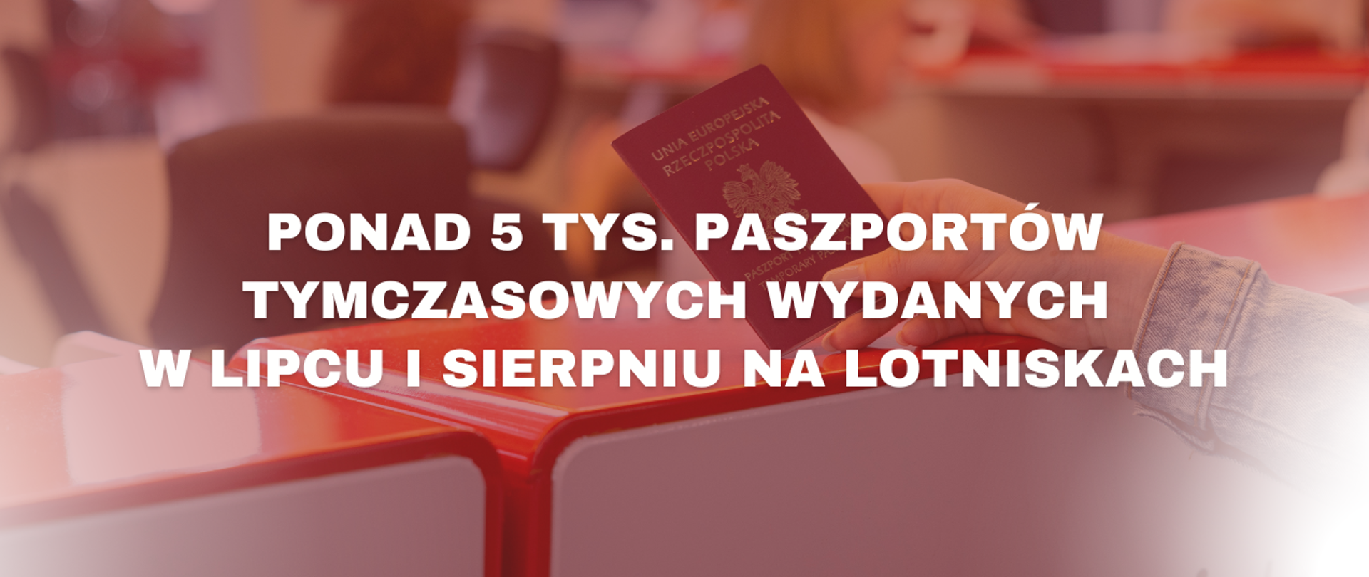 Grafika przedstawia dłoń, która trzyma polski paszport w punkcie paszportów tymczasowych. Na środku grafiki napis Ponad 5 tys. paszportów tymczasowych wydanych w lipcu i sierpniu na lotniskach.