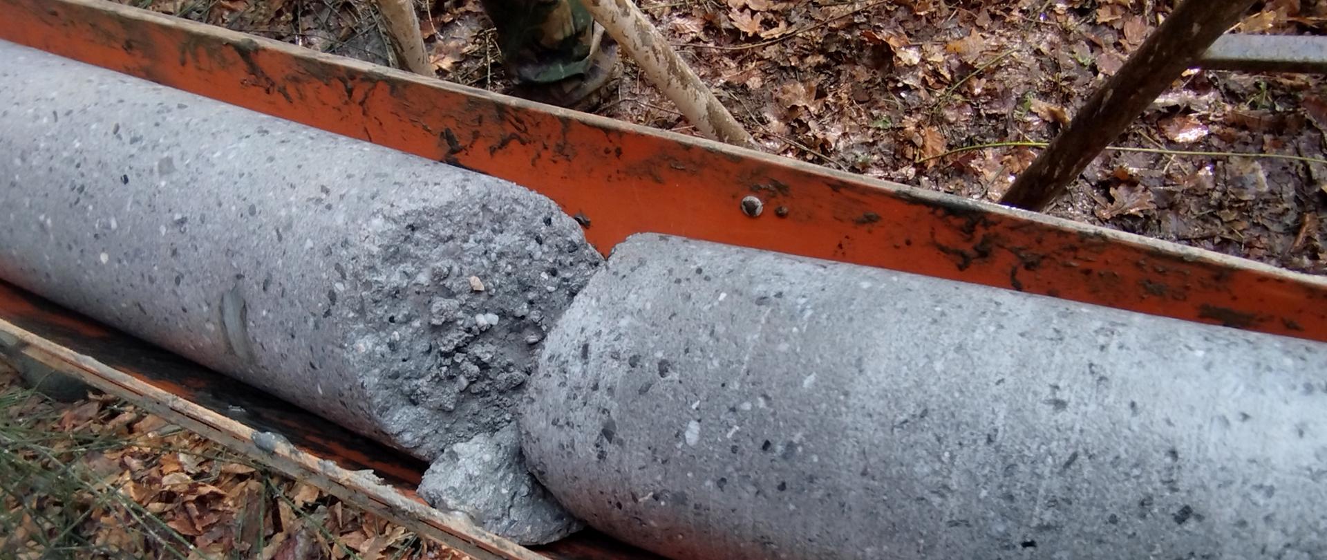 Widok w przybliżeniu na próbkę gruntu pobraną w ramach badań geologicznych.