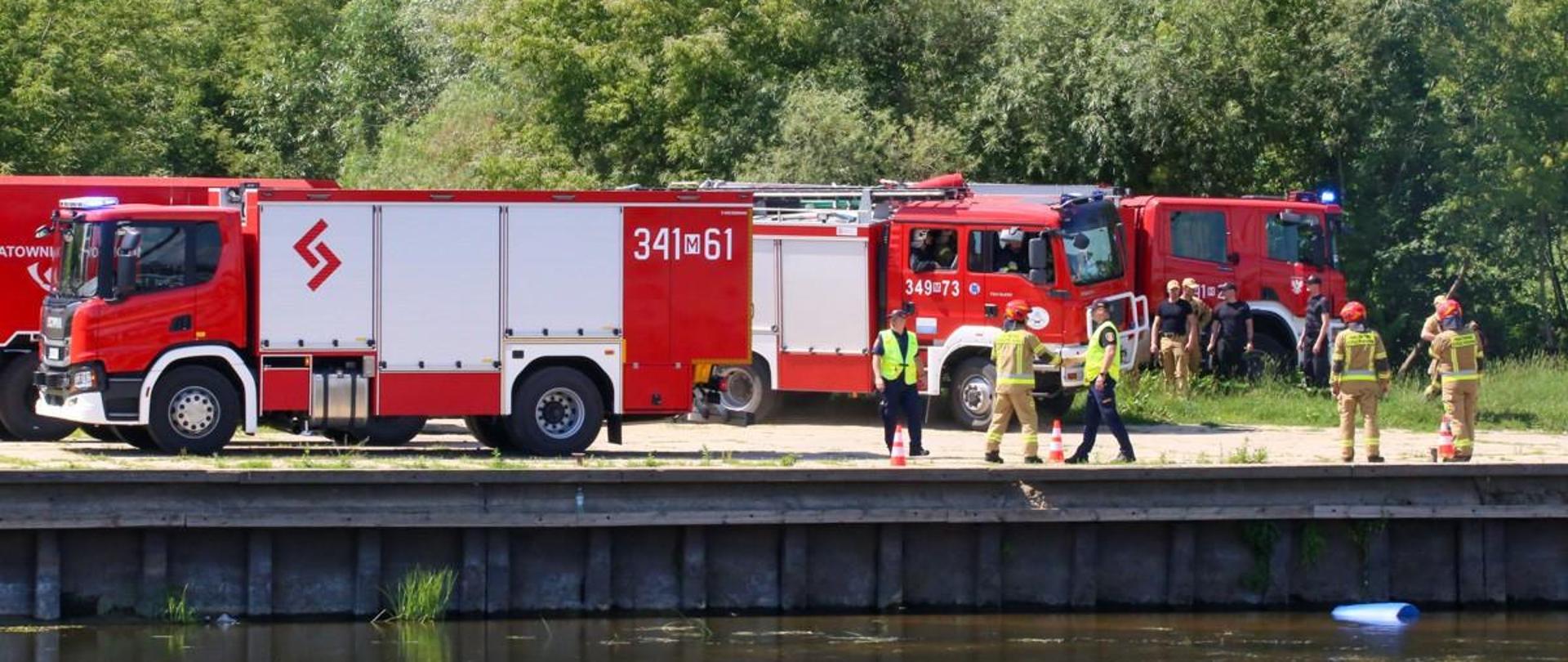 Ćwiczenia MBO Ostrołęka 2024 - pojazdy pożarnicze w porcie rzecznym na rzece Narew