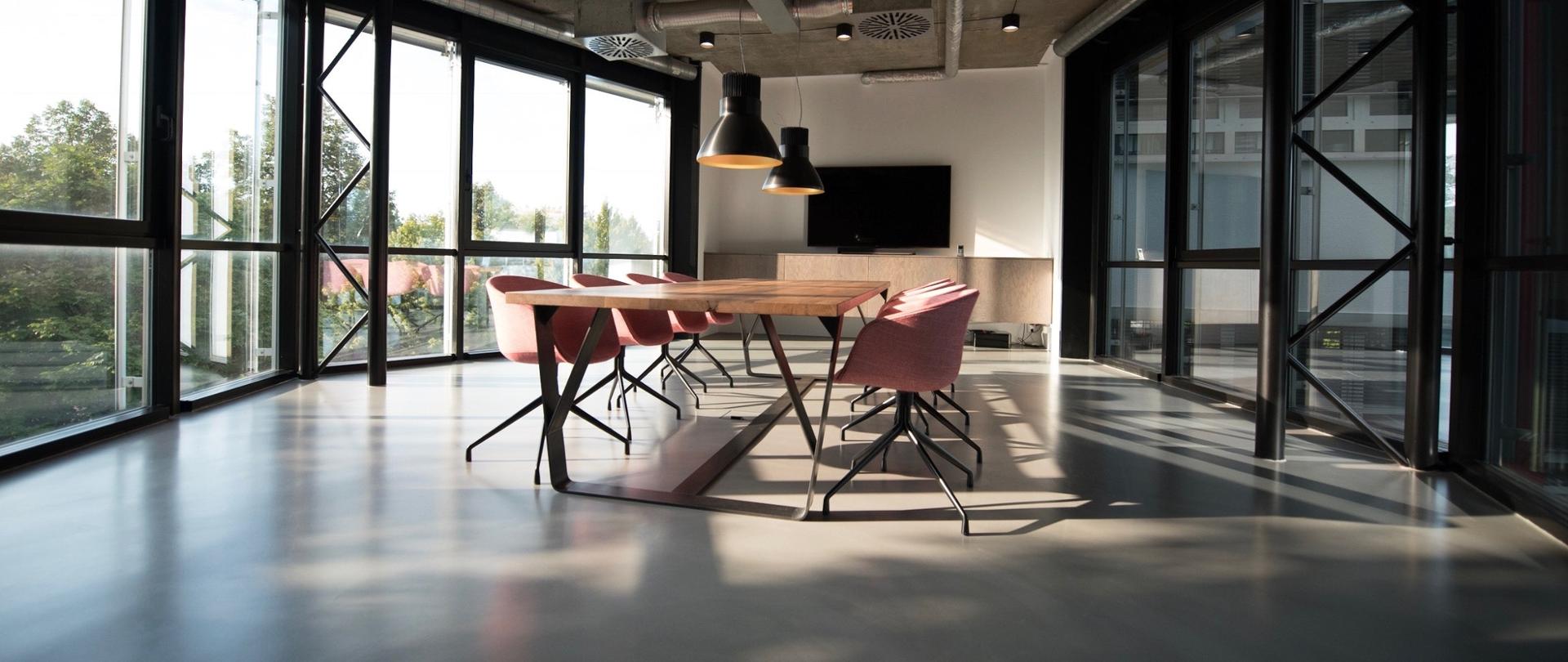stół biurowy z krzesłami