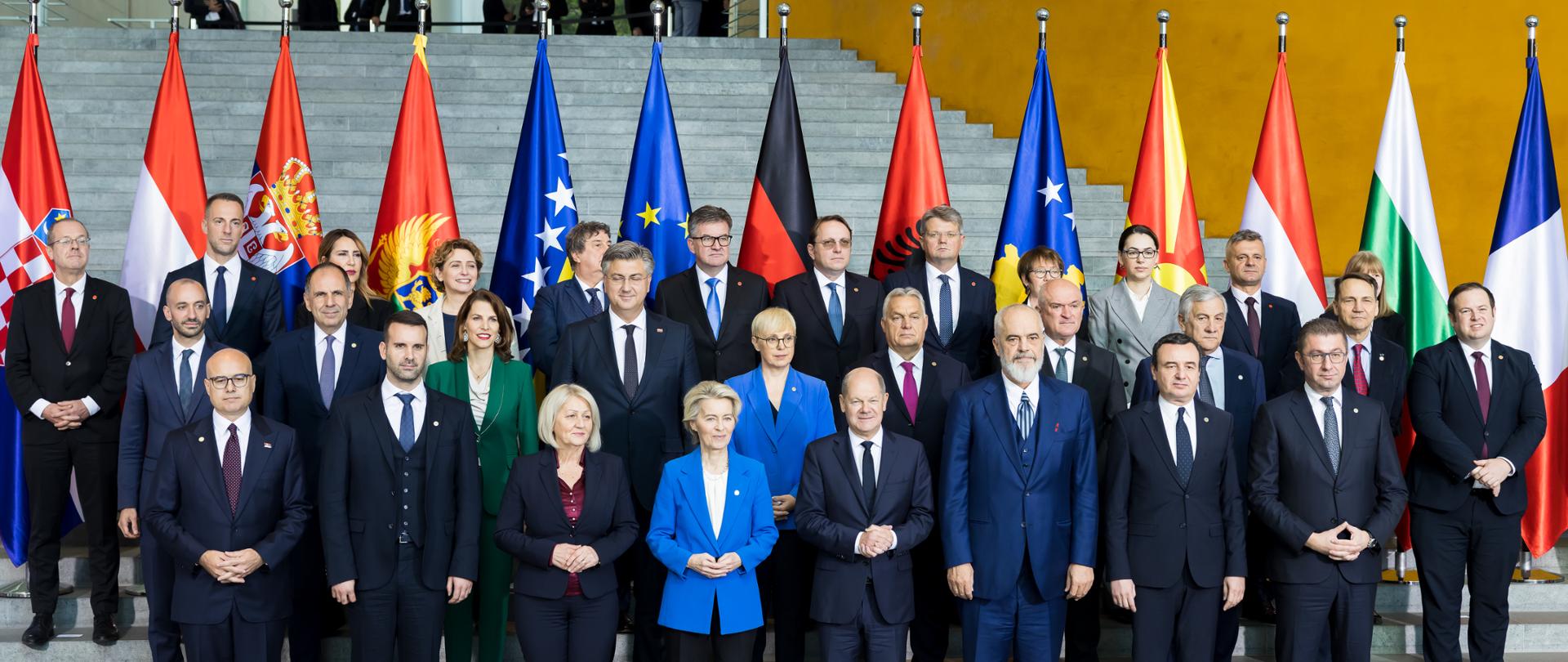 Szef polskiej dyplomacji reprezentował Polskę na Szczycie Procesu Berlińskiego, Dyplomacji w trzech rzędach stoją na schodach.