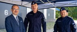 240828 - Nowe radiowozy dla dolnośląskich policjantów – Wojewoda Dolnośląski Maciej Awiżeń przekazał kluczyki do floty hybrydowej 48 nowych radiowozów.