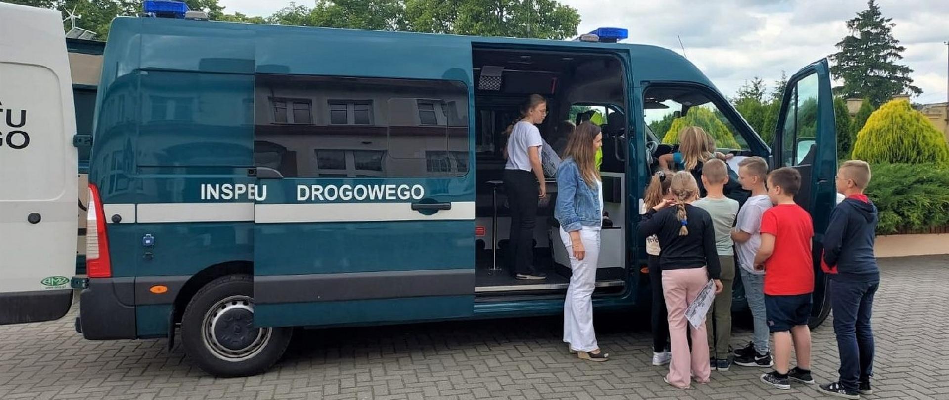 Dzieci mogły obejrzeć wóz patrolowy Inspekcji Transportu Drogowego