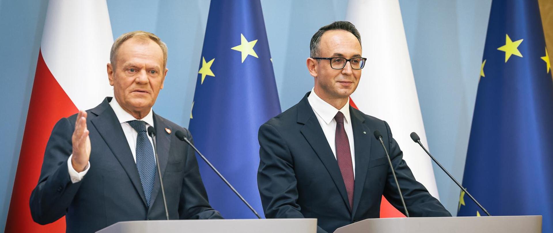 Premier Donald Tusk wraz z ministrem infrastruktury Dariuszem Klimczakiem w trakcie konferencji prasowej