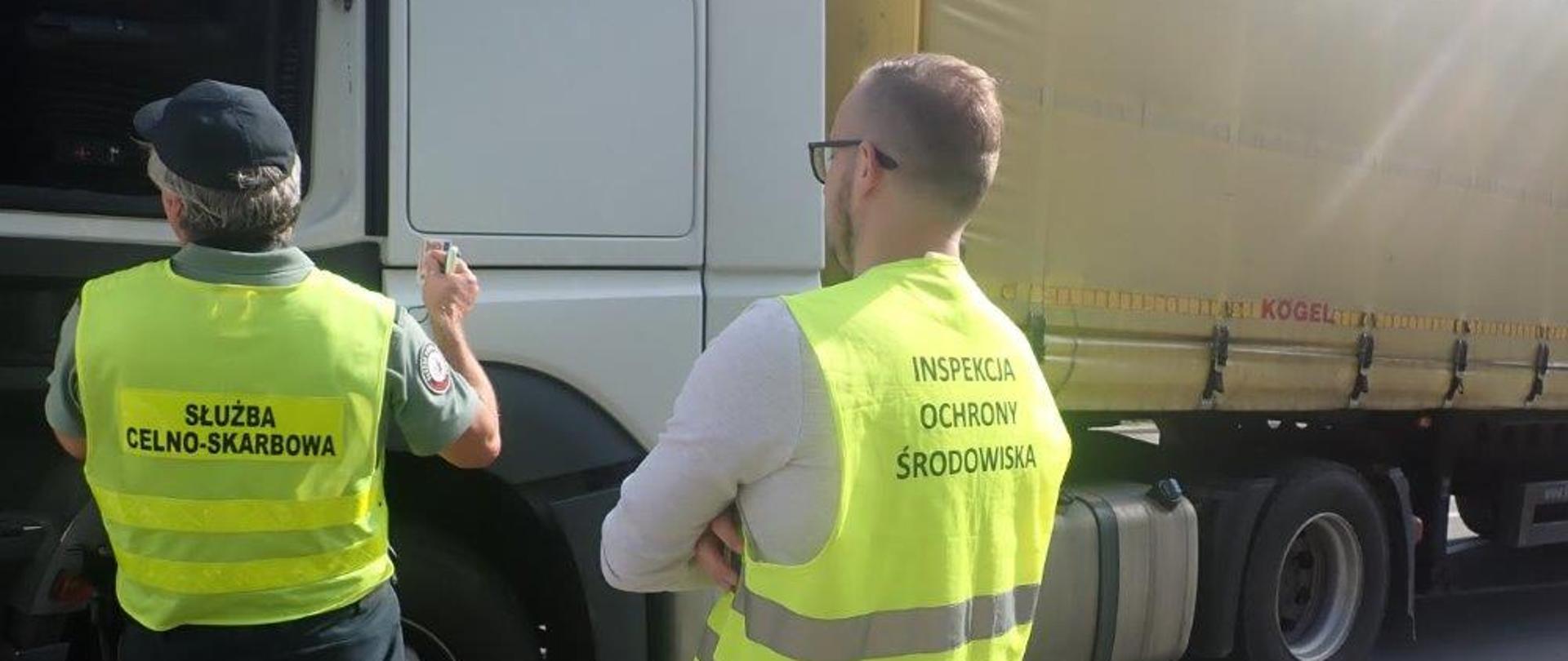 Pracownicy Inspekcji Ochrony Środowiska i Służby Celno-Skarbowej kontrolujący samochód ciężarowy.
