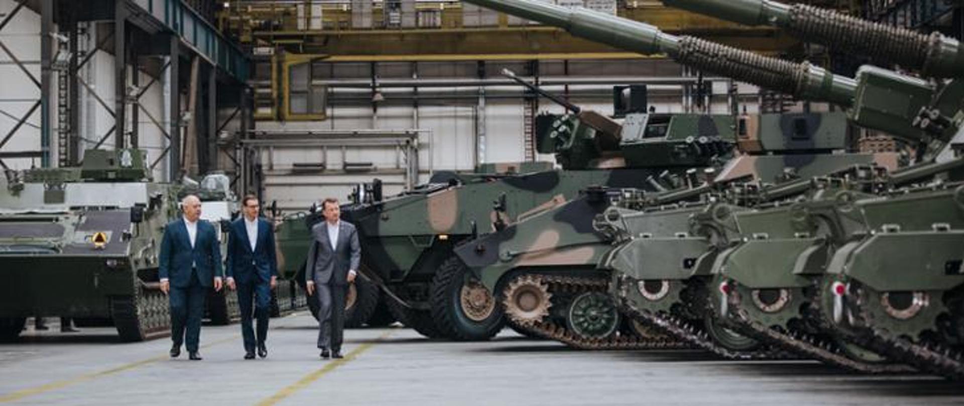 Premier Mateusz Morawiecki, Wicepremier Jacek Sasin, Minister Obrony Narodowej Mariusz Błaszczak w Hucie Stalowa Wola