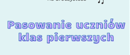 Błękitne tło, w centralnej części tytuł niebieską czcionką"Pasowanie uczniów klas pierwszych, w dalszej części informacje dotyczące miejsca i czasu - 19 października 2024, godzina 11.00 aula szkoły. Z prawej strony plakatu obrazek przedstawiający śpiewającego ptaka na gałęzi.