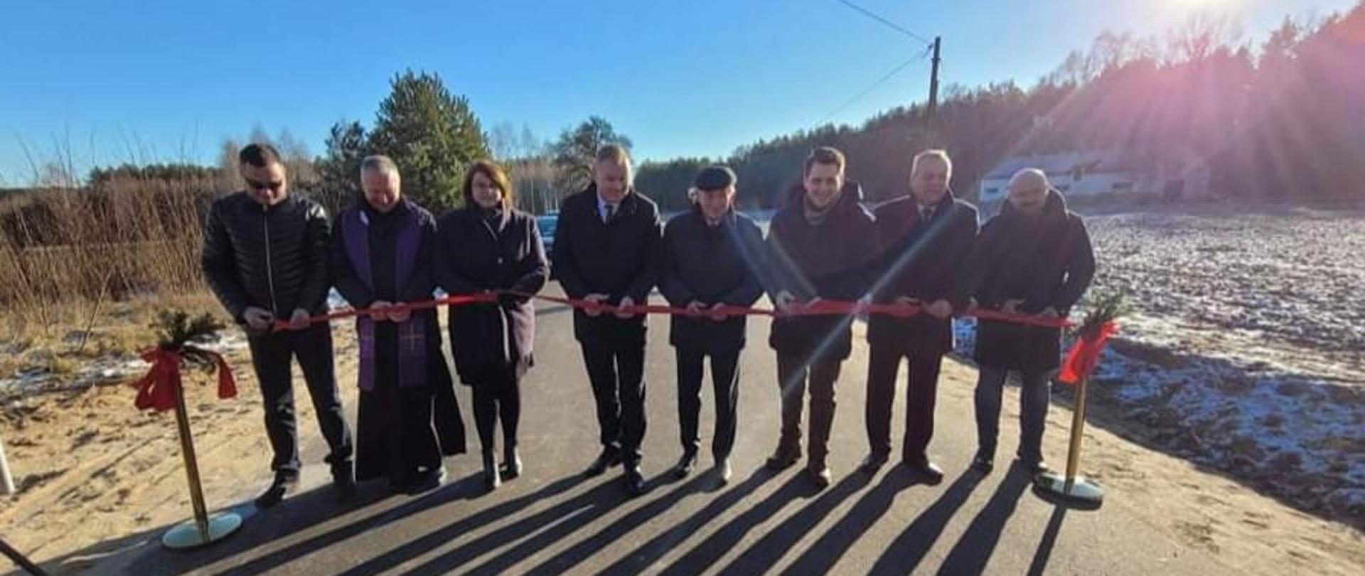 Na zdjęciu znajduje się osiem osób, które przecinają wstęge