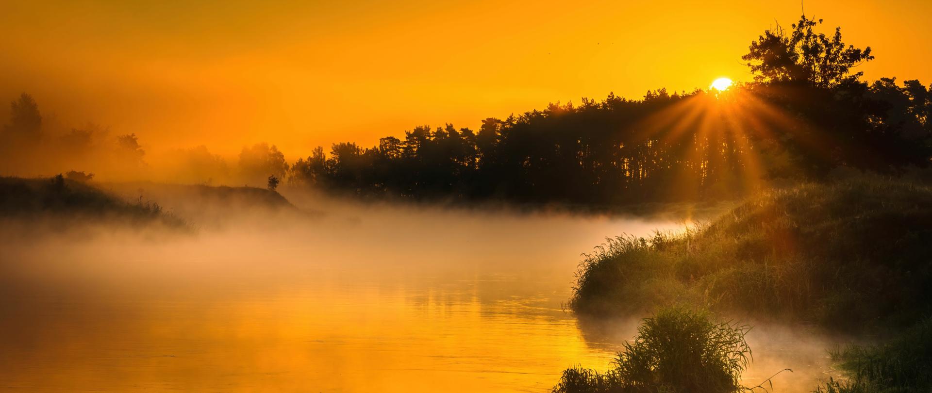 Wschód słońca nad rzeką.