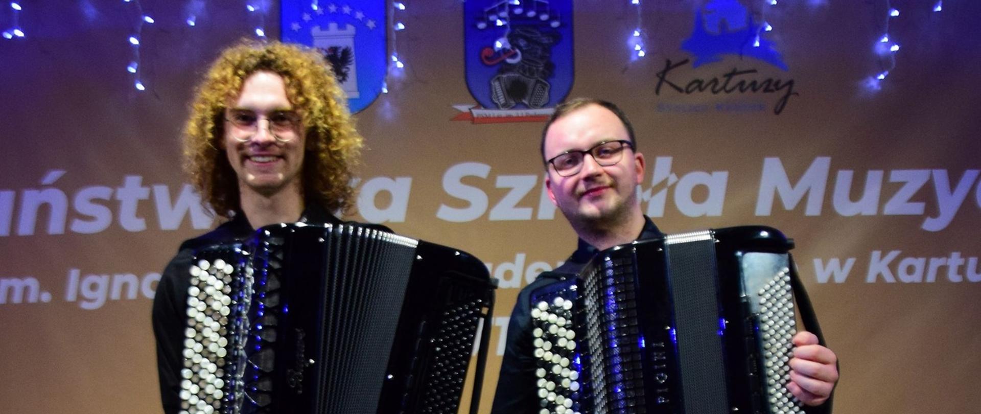 na zdjęciu widoczni są akordeoniści z instrumentami na scenie koncertowej szkoły